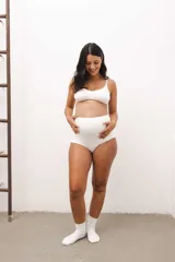 Culotte maternal blanco de algodón con doble tela, sin elásticos que marquen. Ideal para embarazo y postparto.