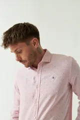 Camisa celeste con microestampado, de lino y algodón, corte regular y logo bordado en el pecho.