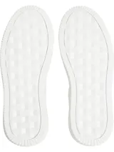 Zapatillas urbanas Calvin Klein de cuero blanco con detalles en gamuza color crema, logo de la marca en el lateral y suela chunky.