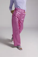 Pantalón recto metalizado color fucsia, de tiro medio y corte wide leg.