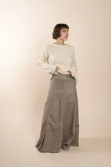 Falda larga marrón con textura de espiga, de corte acampanado y cintura alta.