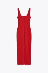 Vestido midi rojo de punto ajustado, con escote cuadrado y tirantes anchos.