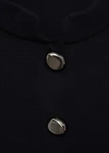 Chaqueta negra de punto fino con cuello mao, diseño recto, cierre delantero con botones efecto joya y manga larga.