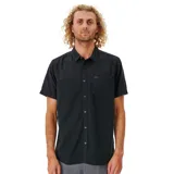 Camisa negra de manga corta con cuello clásico, cierre frontal con botones y bolsillo de parche en el pecho.