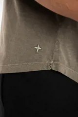 Remera color arena de algodón peinado, corte ajustado y mangas cortas.