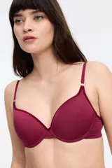 Soutien con aro color borgoña, de microfibra sin costuras y copas preformadas. Breteles regulables y broche doble en la espalda.