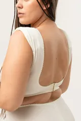 Soutien blanco confeccionado en tela con fibra LYCRA®, con hombreras y copas moldeadas, sin aro y sin costuras.