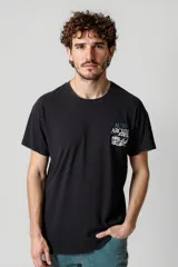 Remera negra con estampado de un auto clásico y texto "Auto Archive" en el pecho.