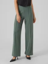 Pantalón wide leg verde con pinzas, de tiro alto, confeccionado en tejido de punto interlock con mezcla de poliéster reciclado y elastano.