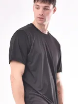 Remera negra de poliéster con cuello redondo y mangas cortas.