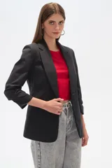 Blazer negro entallado con cuello solapa y mangas 3/4.