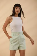 Short de tela crudo con cintura alta y bolsillos frontales.