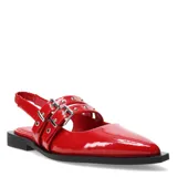 Zapato Lawn con punta fina, color rojo charol, con doble tira sobre el empeine con hebillas plateadas y elástico en el talón.