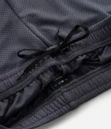 Bermuda masculina negra de microfibra con textura de perforaciones, cintura elástica ajustable con cordón y bolsillos.