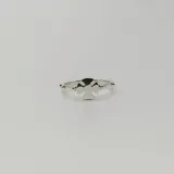 Anillo de plata 925 con diseño de cruz patada o cruz de San Jorge en el centro, flanqueada por cuentas pequeñas a lo largo de la banda.