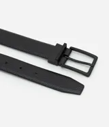 Cinturón negro de cuero sintético con hebilla cuadrada metálica.