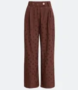 Pantalón recto marrón con estampado de mini hojas, cintura alta con trabillas y botón.