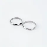 Par de alianzas bombé de oro blanco 18k, de 3mm de ancho y 1mm de espesor.