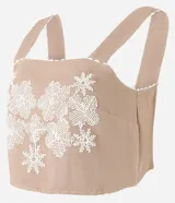 Blusa cropped de viscolino color beige con breteles anchos, escote cuadrado con detalle de ondas y bordado floral.