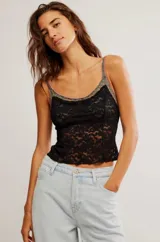 Top negro de encaje con breteles finos y forro interior.