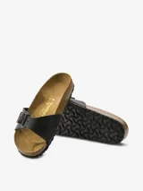 Sandalia Birkenstock Madrid de cuero sintético negro con hebilla ajustable y plantilla anatómica de corcho y látex.