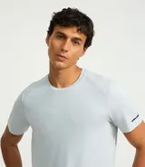 Remera deportiva celeste de poliéster y elastano, con cuello redondo, mangas cortas y tecnología dry fit.