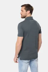 Chomba azul con textura de líneas horizontales en relieve, cuello clásico y tapeta con dos botones.