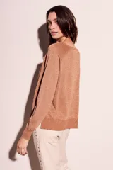 Sweater de punto en color tostado, con caída suave y fluida, diseñado para un calce al cuerpo.