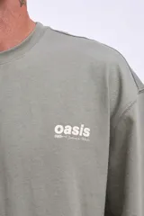 Remera blanca de corte holgado con pequeño estampado en el pecho.