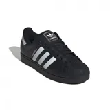Championes Adidas Superstar II, color negro con las tres tiras laterales y el talón en blanco, puntera de goma y suela negra.