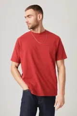 Remera roja de algodón con cuello redondo y logo de Levi's bordado en el pecho.