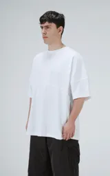 Remera blanca de corte holgado y mangas cortas.