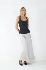 Musculosa negra con escote halter y corte ajustado.