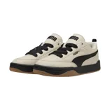 Championes Puma Court Classic color crema con detalles en negro, cordones negros y suela de goma color caramelo.