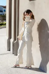 Pantalón de lino blanco, de tiro alto y pierna levemente acampanada.