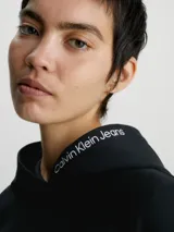 Buzo cropped negro de punto milano con capucha y mangas largas. Tiene puños de canalé y bajo elástico. El logo de Calvin Klein Jeans está bordado en la capucha.