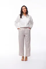 Pantalón de vestir a rayas verticales color beige y blanco, de corte recto y tiro alto.