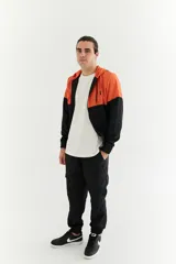 Pantalón cargo negro de nylon con puños elásticos.