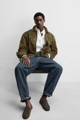 Mocasín de hombre fabricado en piel serraje color marrón.