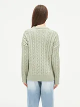Sweater tejido con trenzas color beige claro, de corte holgado y cuello en V.