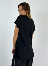 Remera azul de corte recto con cuello en V y detalle de tachas plateadas en el borde del escote.