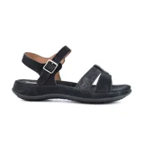 Sandalia baja de cuero sintético color negro, con tira delantera con textura y tira trasera con hebilla.