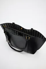 Bolso negro tipo shopper con asa de hombro, detalle de colgador y bolsillo interior maxi. Cierre mediante imán.