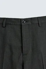 Pantalón de vestir de corte slim fit, color gris oscuro con micro estampado a cuadros. Cuenta con bolsillos laterales y traseros de doble vivo con botón. Cierre frontal con cremallera y botón.