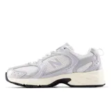 Championes New Balance 530 color plateado y blanco, con capellada de malla y superposiciones de cuero sintético. Entresuela ABZORB para mayor amortiguación.