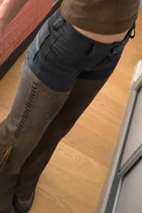 Pantalón de cuero ovino vintage marrón y negro con corte texano y flecos.