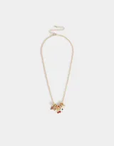 Collar corto dorado con cadena de eslabones y dijes colgantes: dados, cerezas, naipe y serpiente.