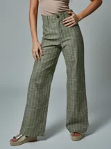 Pantalón de lino color ladrillo con estampado a cuadros blancos, de corte palazzo y tiro alto.