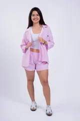 Camisa negra de corte amplio, con cuello clásico, cierre frontal con botones, manga larga con puños arremangados y bolsillo de parche en el pecho.