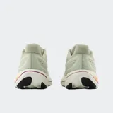 Championes de running New Balance Vongo V6, color verde claro con detalles en naranja, violeta y blanco. Cuentan con entresuela Fresh Foam X para amortiguación y soporte medial para estabilidad.